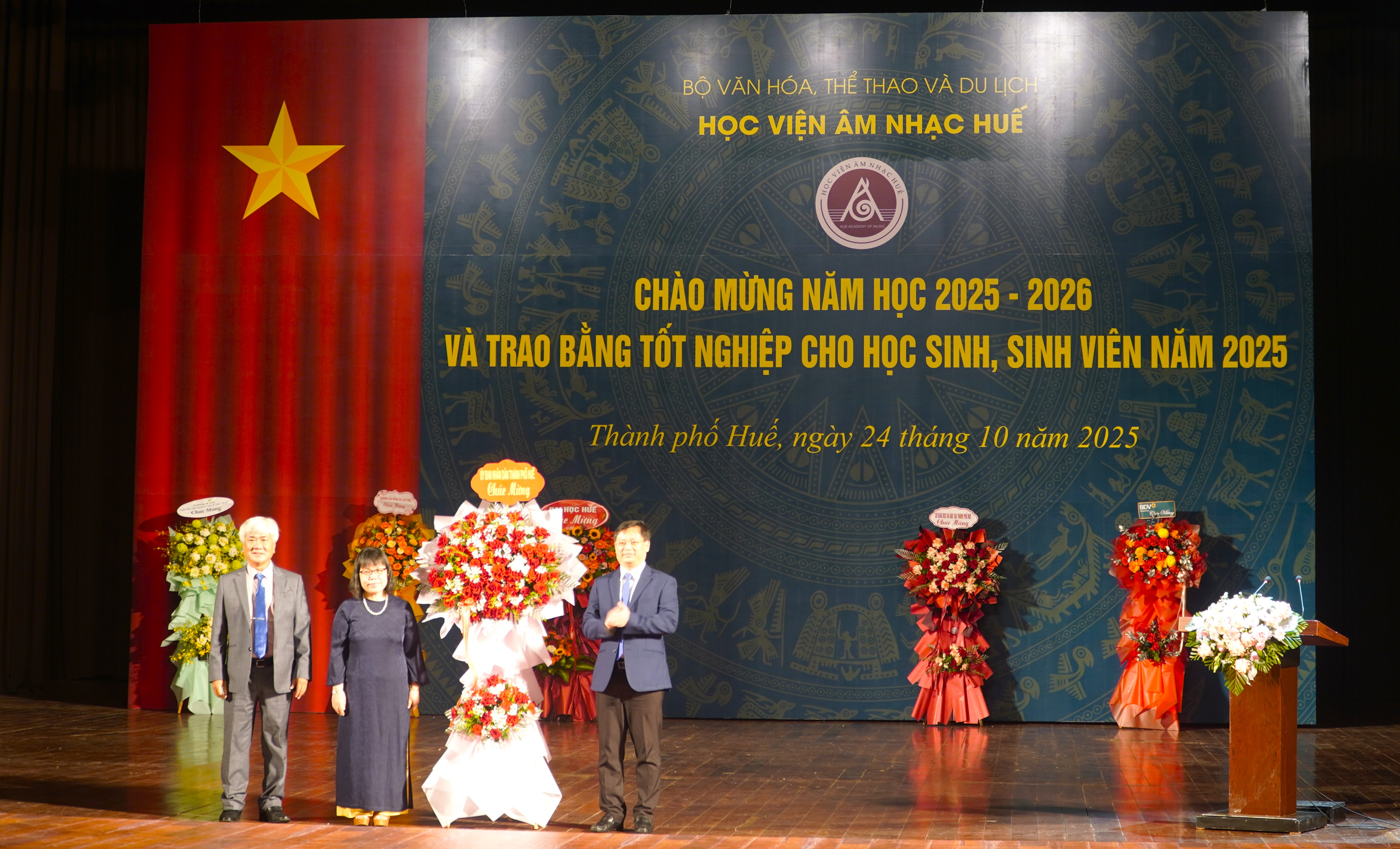 Đồng chí Nguyễn Thanh Bình – UVTV Thành ủy, Phó Chủ tịch thường trực UBND Thành phố Huế tặng hoa lễ chào mừng năm học 2025 – 2026