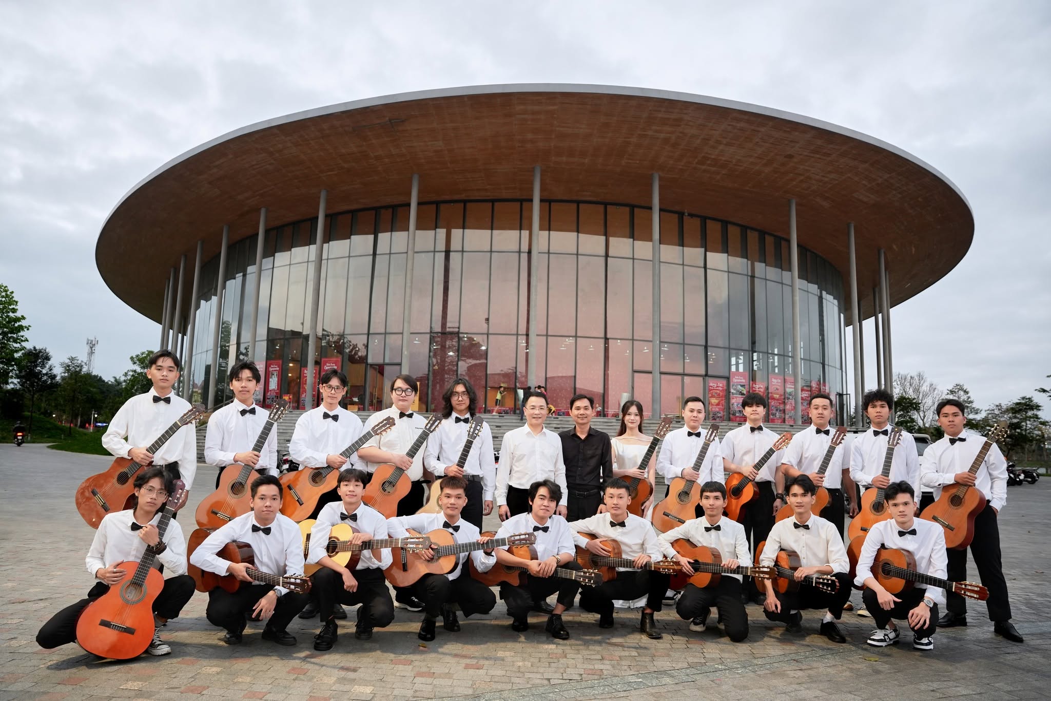 HSSV bộ môn Guitar khoa Âm nhạc Phương tây chụp ảnh cùng TS. Nguyễn Văn Phúc giảng viên Guitar Học viện Âm nhạc quốc gia Việt Nam