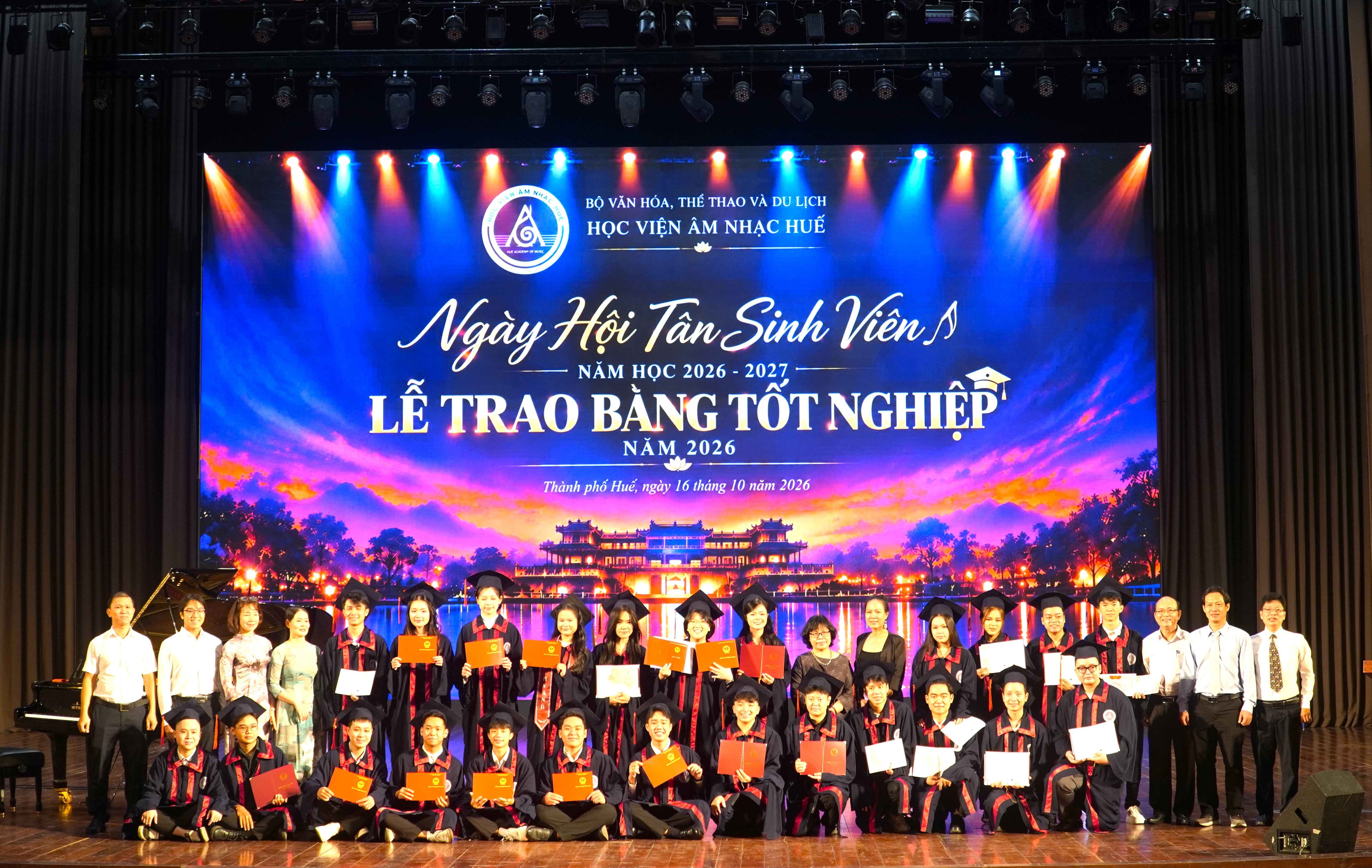 Học sinh, sinh viên tốt nghiệp năm 2026 chụp ảnh lưu niệm cùng thầy cô Học viện